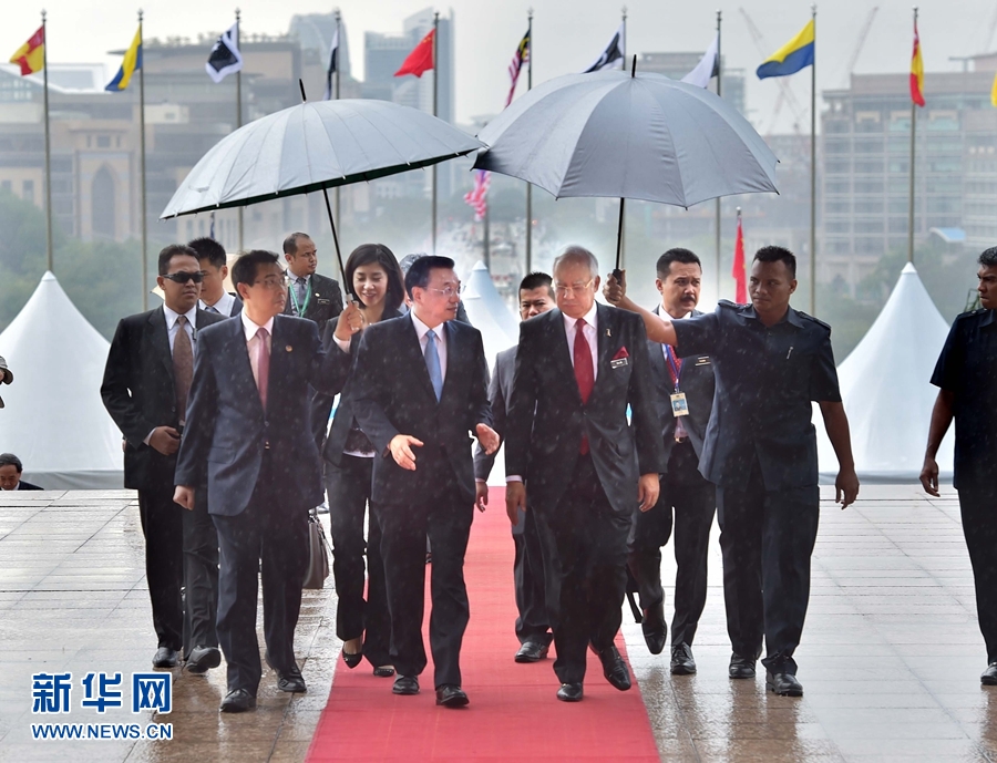 11月23日，國務院總理李克強在馬來西亞總理府同馬來西亞總理納吉布舉行會談。 新華社記者 李濤 攝 