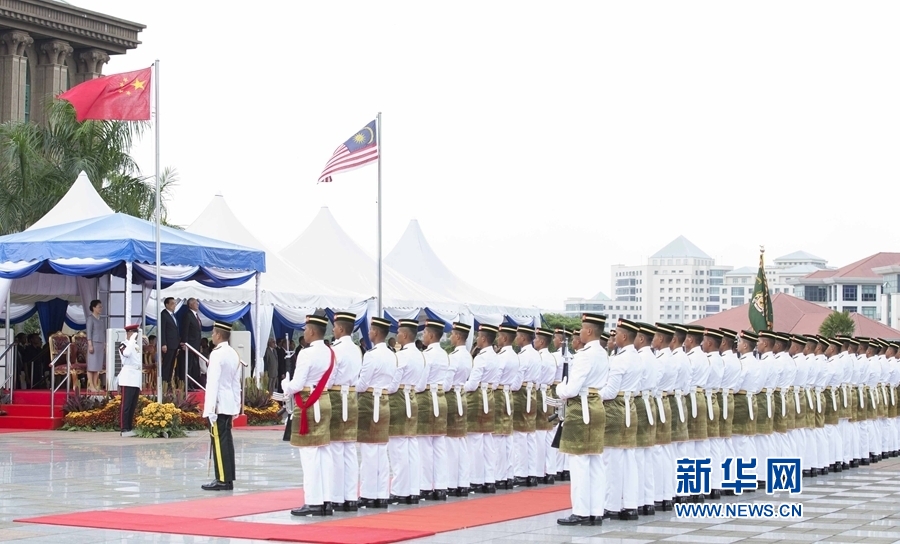 11月23日，國務院總理李克強在馬來西亞總理府同馬來西亞總理納吉布舉行會談。這是會談前，納吉布在總理府前廣場為李克強和夫人程虹舉行隆重的歡迎儀式。新華社記者 黃敬文 攝 