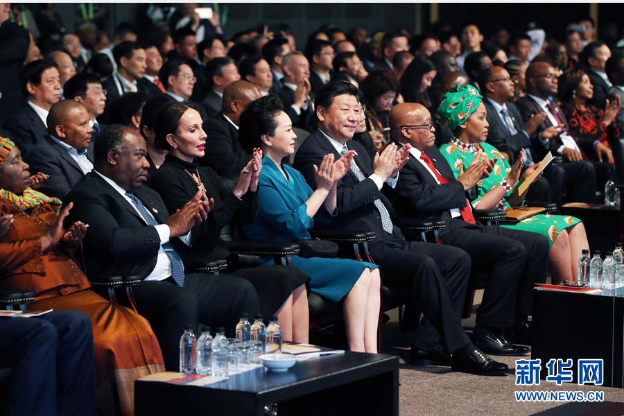 12月4日，國家主席習近平和夫人彭麗媛在約翰內斯堡出席南非“中國年”閉幕式文藝演出。 新華社記者 姚大偉 攝 