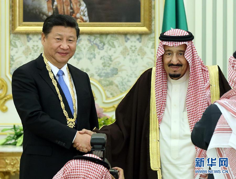 當地時間1月19日，國家主席習近平在利雅得同沙特阿拉伯國王薩勒曼舉行會談。會談後，薩勒曼國王向習近平授予阿卜杜勒－阿齊茲勳章。新華社記者鞠鵬攝