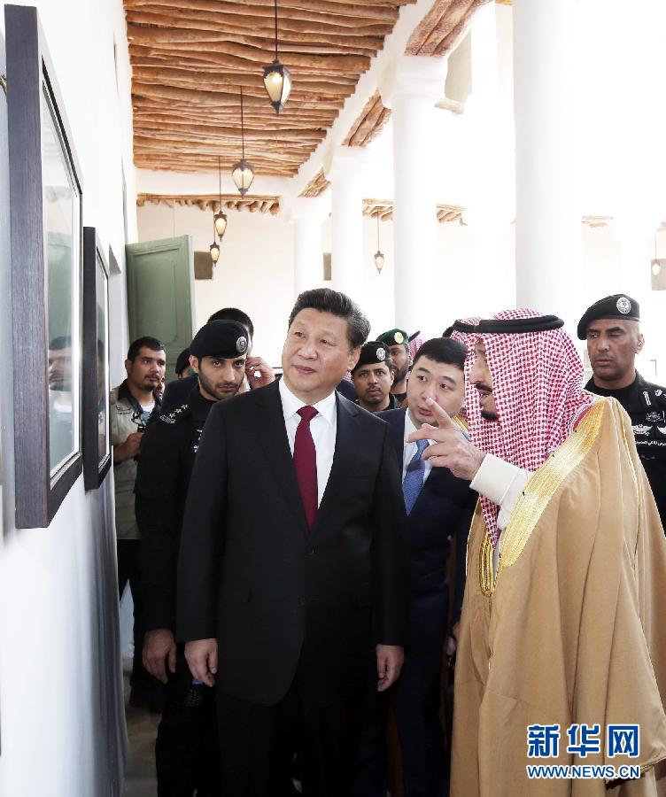 1月20日，國家主席習近平在沙特阿拉伯國王薩勒曼陪同下參觀“四方宮”。   新華社記者 鞠鵬 攝