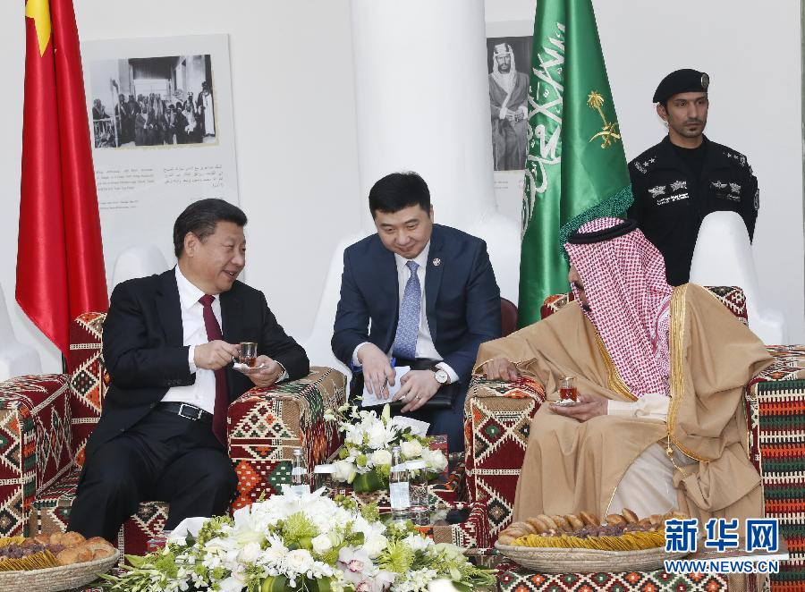 1月20日，國家主席習近平在沙特阿拉伯國王薩勒曼陪同下參觀“四方宮”。這是習近平和薩勒曼國王品嘗阿拉伯咖啡。新華社記者 鞠鵬 攝