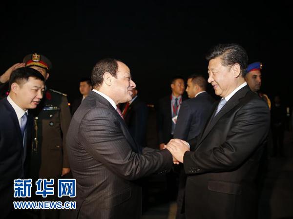 1月20日，國家主席習近平抵達埃及首都開羅，開始對埃及進行國事訪問。這是埃及總統塞西在開羅國際機場熱情迎接習近平。 新華社記者 鞠鵬攝
