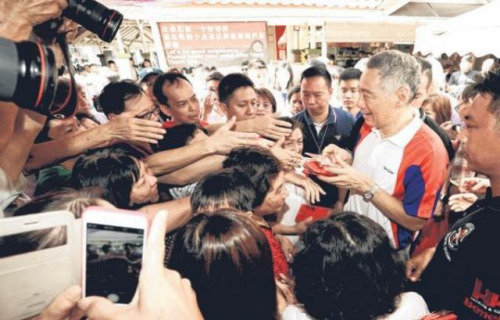 新加坡總理李顯龍派發紅包居民蜂擁而上討吉利