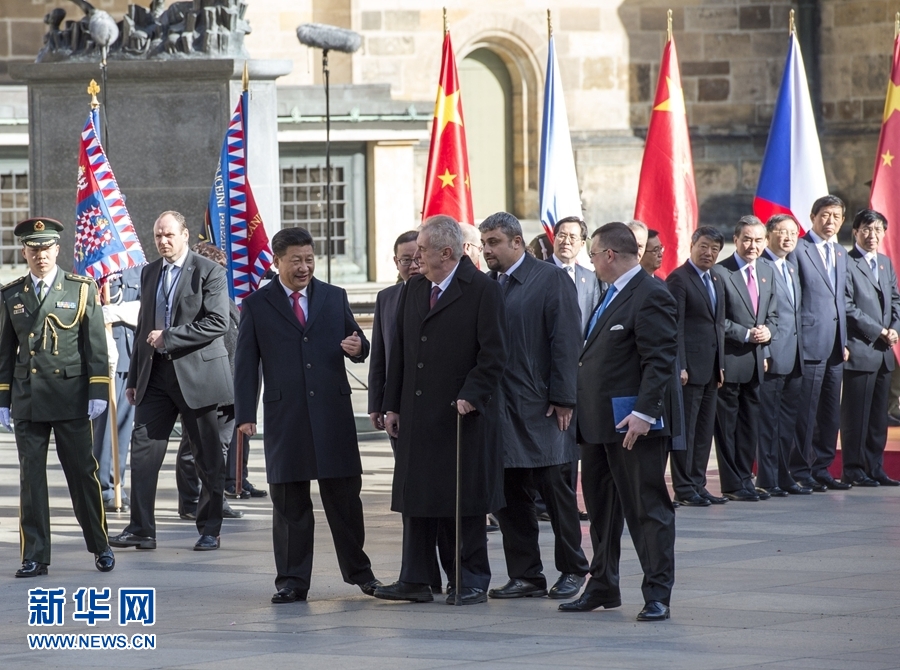 3月29日，國家主席習近平出席捷克總統澤曼在布拉格總統府舉行的隆重歡迎儀式。 新華社記者 王曄 攝 