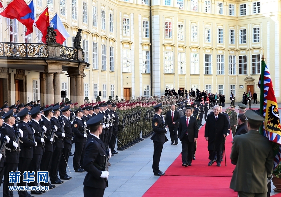 3月29日，國家主席習近平出席捷克總統澤曼在布拉格總統府舉行的隆重歡迎儀式。 新華社記者 龐興雷 攝 