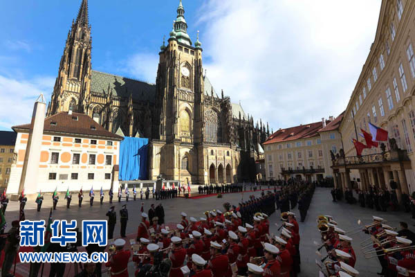3月29日，國家主席習近平出席捷克總統澤曼在布拉格總統府舉行的隆重歡迎儀式。 新華社記者 劉衛兵 攝
