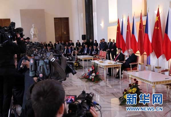 3月29日，國家主席習近平在布拉格同捷克總統澤曼舉行會談。會談後，習近平和澤曼共同會見記者。 新華社記者 劉衛兵 攝 