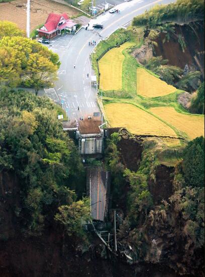 日本九州7.3級強震引發山體滑坡 導致阿蘇大橋被衝毀（圖）
