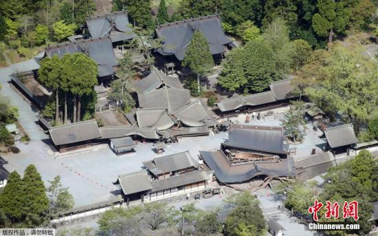 在7.3級強震下，熊本縣擁有2500年歷史的阿蘇神社也遭到嚴重損毀。圖中可以看到阿蘇神社的樓門整個倒塌，現場也已封鎖，防止危險再度發生。