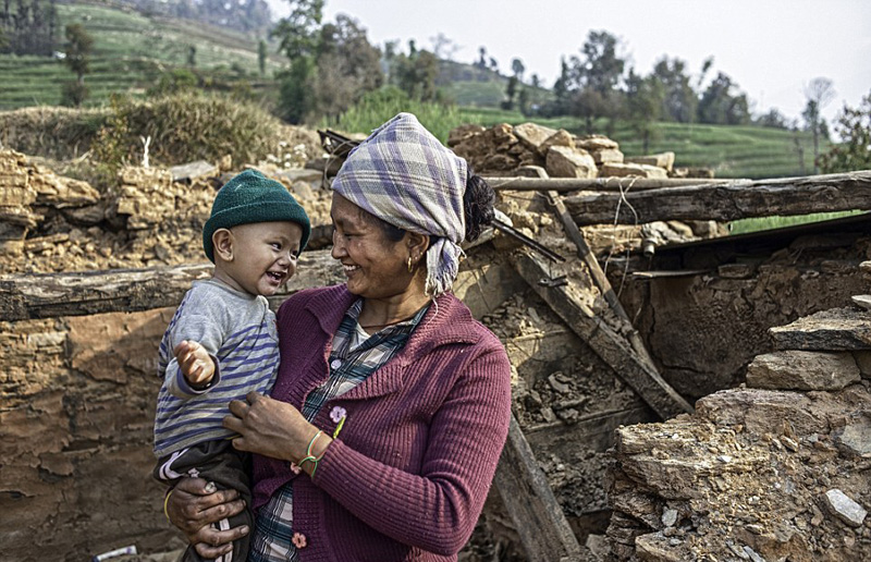 尼泊爾一歲嬰兒接連躲過兩場地震被稱“奇跡”（組圖）