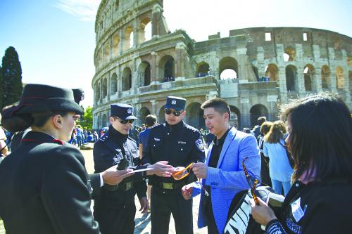 2日，在意大利羅馬鬥獸場外，中方警員 中國警察首赴歐洲街頭巡邏在核查一個中國旅遊團的證件。