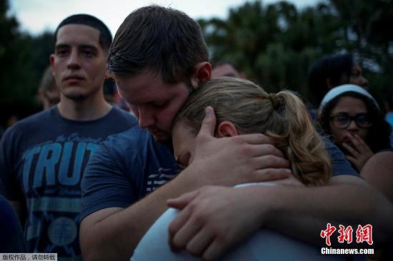 當地時間2016年6月12日，美國奧蘭多，民眾在當地悼念槍擊案遇難者。美國佛羅裏達州奧蘭多市一家夜總會當天淩晨發生槍擊事件，造成至少50人死亡、53人受傷。