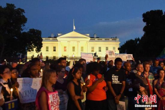 當地時間6月12日晚，數百名美國民眾聚集在白宮外舉行集會，悼念奧蘭多槍擊案遇難者。<a target='_blank' href='http://www.chinanews.com/'><p  align=