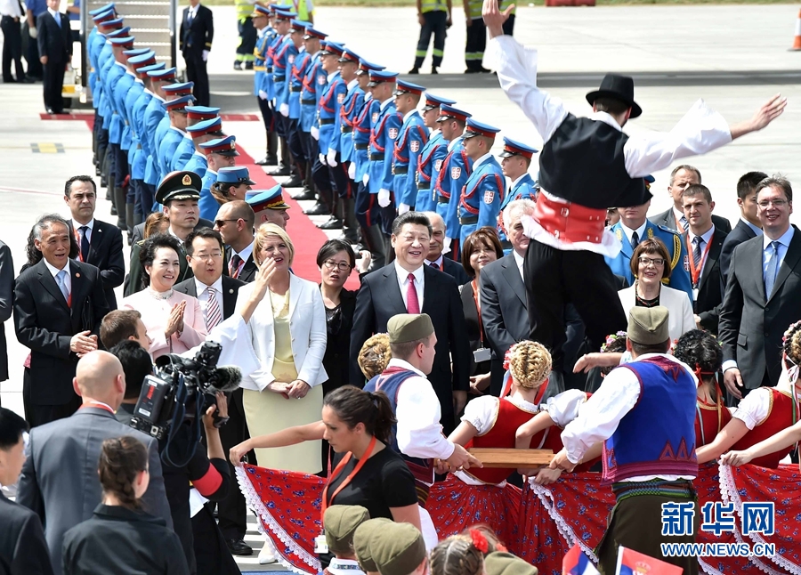 6月17日，國家主席習近平乘專機抵達貝爾格萊德，開始對塞爾維亞共和國進行國事訪問。塞爾維亞民眾跳起歡快熱情的傳統舞蹈科羅舞熱烈歡迎習近平和夫人彭麗媛到訪。新華社記者 李濤 攝 
