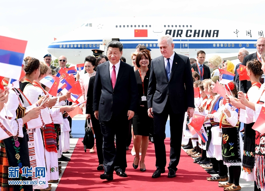 6月17日，國家主席習近平乘專機抵達貝爾格萊德，開始對塞爾維亞共和國進行國事訪問。習近平和夫人彭麗媛在機場受到塞爾維亞總統尼科利奇夫婦的熱情迎接。新華社記者 饒愛民 攝