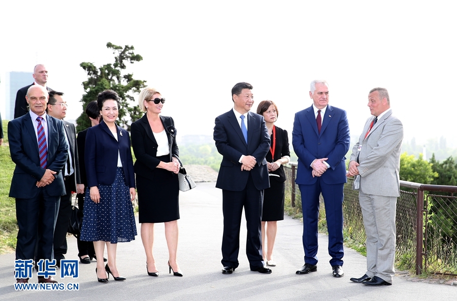 6月17日，中國國家主席習近平和夫人彭麗媛在塞爾維亞總統尼科利奇夫婦陪同下參觀具有悠久歷史的貝爾格萊德卡萊梅格丹公園。 新華社記者 馬佔成 攝