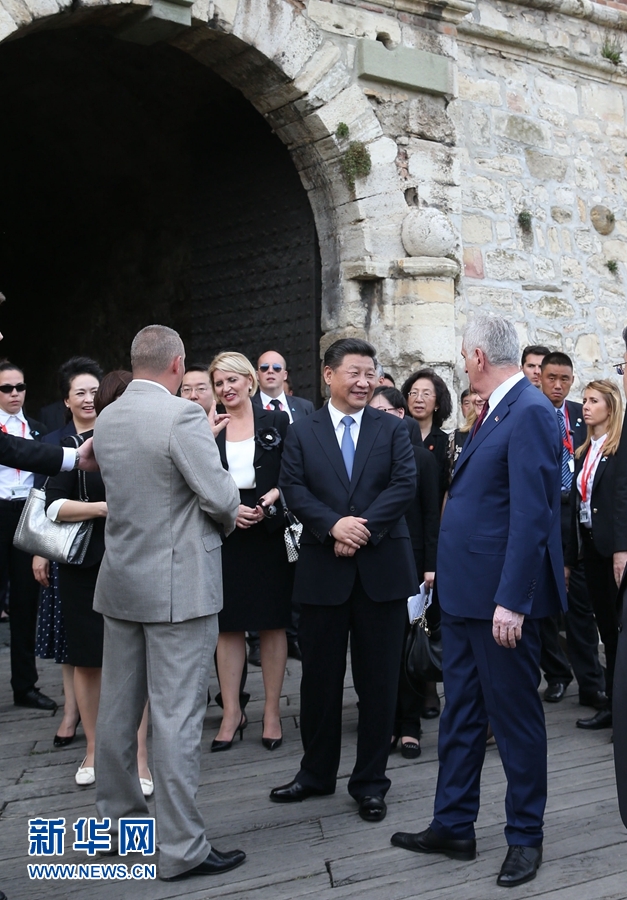 6月17日，中國國家主席習近平和夫人彭麗媛在塞爾維亞總統尼科利奇夫婦陪同下參觀具有悠久歷史的貝爾格萊德卡萊梅格丹公園。 新華社記者 馬佔成 攝 