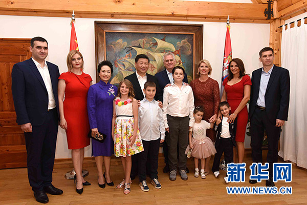 當地時間6月17日，國家主席習近平同塞爾維亞總統尼科利奇在貝爾格萊德舉行會晤。這是習近平和夫人彭麗媛同尼科利奇夫婦及家人在和平別墅合影。新華社記者饒愛民攝