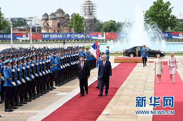 6月18日，國家主席習近平出席塞爾維亞總統尼科利奇在貝爾格萊德舉行的隆重歡迎儀式。 新華社記者饒愛民攝