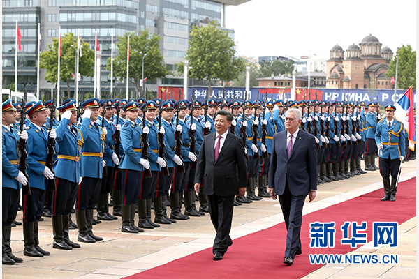 6月18日，國家主席習近平出席塞爾維亞總統尼科利奇在貝爾格萊德舉行的隆重歡迎儀式。 新華社記者馬佔成攝