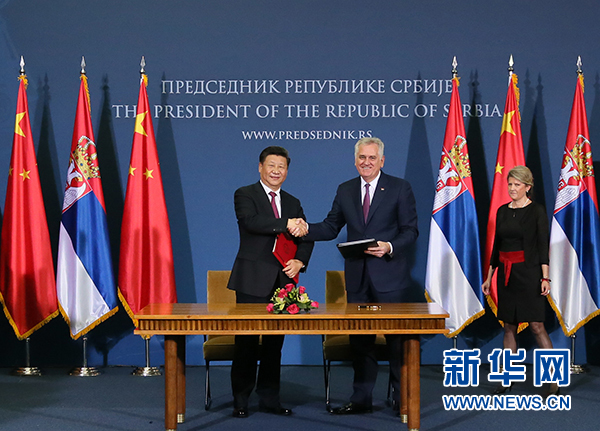 6月18日，國家主席習近平在貝爾格萊德同塞爾維亞總統尼科利奇舉行會談。這是會談後，兩國元首共同簽署《中華人民共和國和塞爾維亞共和國關于建立全面戰略夥伴關係的聯合聲明》。新華社記者 李濤 攝