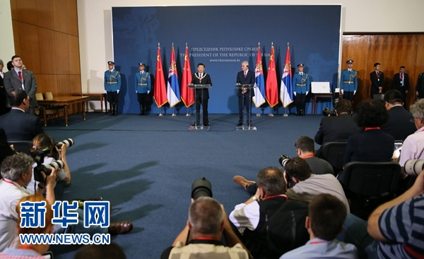  6月18日，國家主席習近平在貝爾格萊德同塞爾維亞總統尼科利奇舉行會談。會談後，兩國元首共同會見記者。 新華社記者蘭紅光攝 