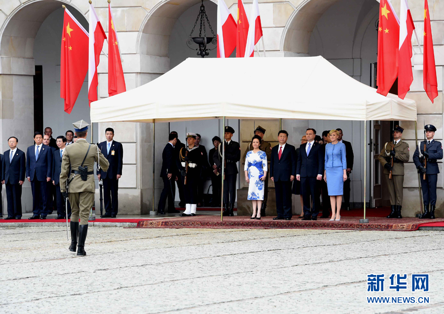 6月20日，國家主席習近平出席波蘭總統杜達在華沙總統府舉行的隆重歡迎儀式。 新華社記者 饒愛民 攝