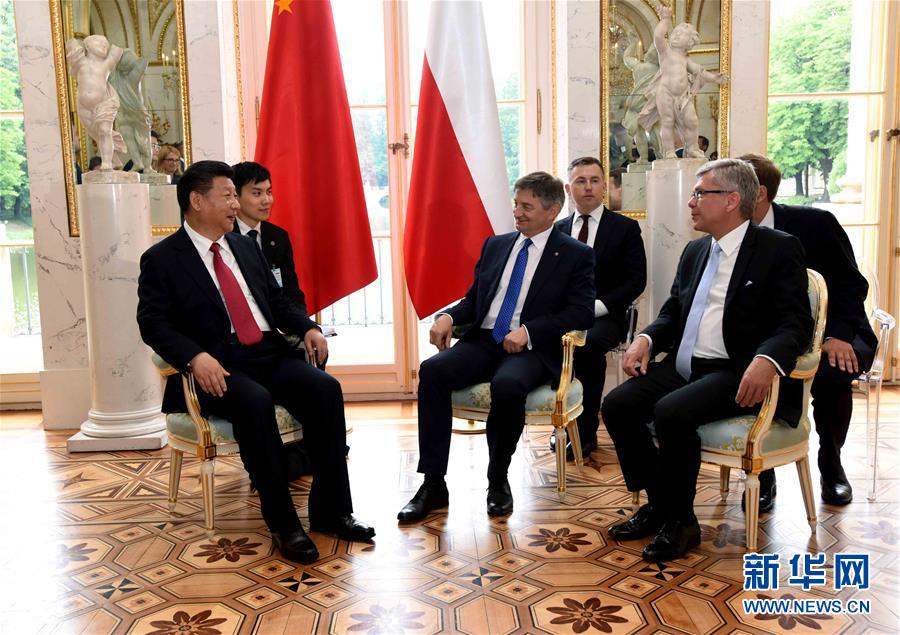 6月20日，國家主席習近平在華沙瓦津基公園水上宮殿會見波蘭參議長卡切夫斯基（前右）和眾議長庫赫欽斯基。 新華社記者 饒愛民 攝  