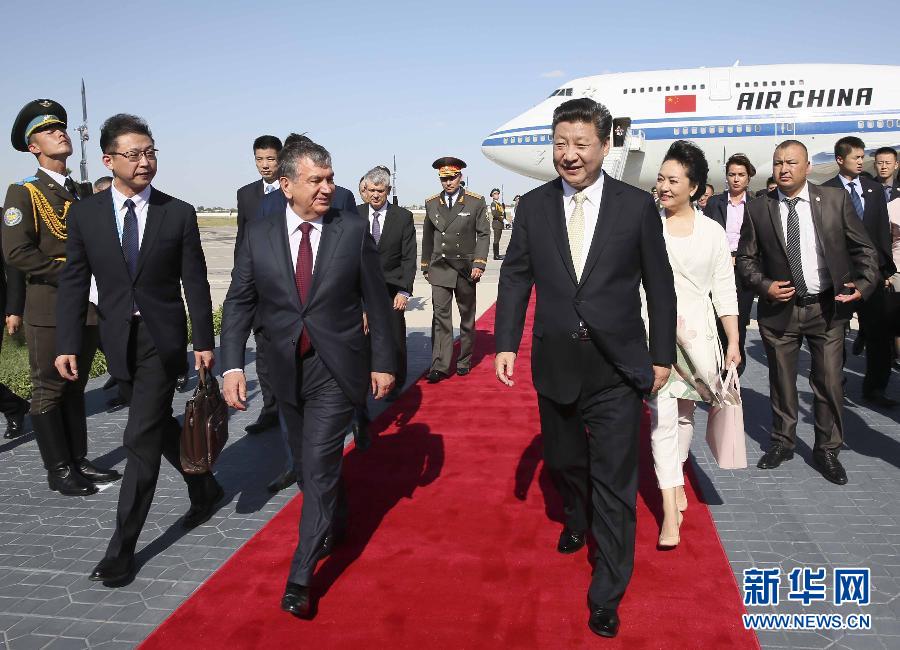 6月21日,習近平抵達布哈拉,開始對烏茲別克斯坦共和國進行國事訪問並出席在塔什幹舉行的上海合作組織成員國元首理事會第十六次會議。這是在布哈拉國際機場,習近平和夫人彭麗媛受到烏茲別克斯坦總理米爾濟約耶夫和布哈拉州州長埃薩諾夫等熱情迎接。新華社記者蘭紅光攝