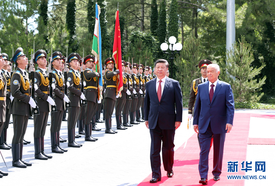 6月22日，國家主席習近平在塔什幹庫克薩萊國賓館同烏茲別克斯坦總統卡裏莫夫舉行會談。會談前，習近平出席卡裏莫夫舉行的歡迎儀式。新華社記者馬佔成攝