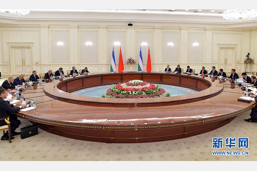 6月22日，國家主席習近平在塔什幹庫克薩萊國賓館同烏茲別克斯坦總統卡裏莫夫舉行會談。 新華社記者李濤攝