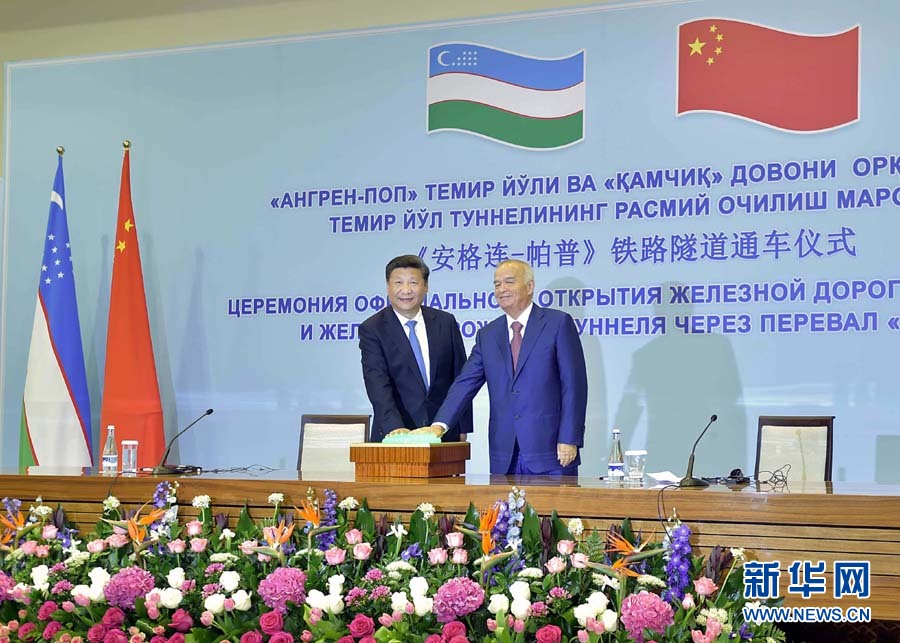 6月22日，國家主席習近平和烏茲別克斯坦總統卡裏莫夫在塔什幹共同出席“安格連－帕普”鐵路隧道通車視頻連線活動。 新華社記者李濤攝