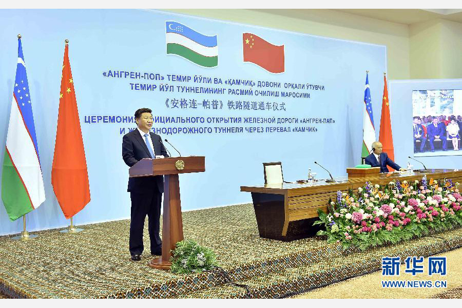 6月22日，國家主席習近平和烏茲別克斯坦總統卡裏莫夫在塔什幹共同出席“安格連－帕普”鐵路隧道通車視頻連線活動。 新華社記者李濤攝