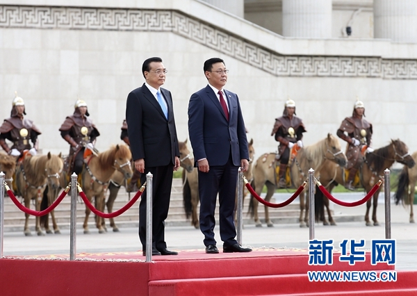 7月14日，國務院總理李克強在烏蘭巴托國家宮同蒙古國總理額爾登巴特舉行會談。會談前，額爾登巴特在成吉思汗廣場為李克強舉行隆重歡迎儀式。 新華社記者 龐興雷 攝 