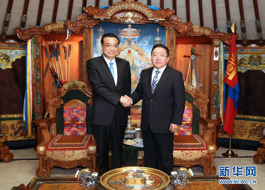 當地時間7月14日上午，國務院總理李克強在烏蘭巴托國家宮會見蒙古國總統額勒貝格道爾吉。 新華社記者馬佔成攝 