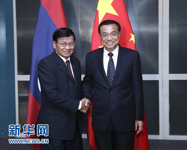  7月14日，中國國務院總理李克強在烏蘭巴托下榻飯店會見寮國總理通倫。 新華社記者 龐興雷 攝