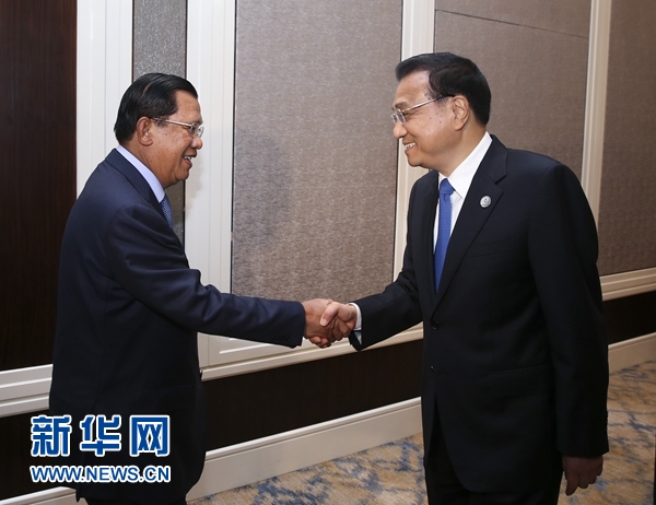 當地時間7月15日上午，國務院總理李克強在烏蘭巴托會見柬埔寨首相洪森。 新華社記者 龐興雷 攝