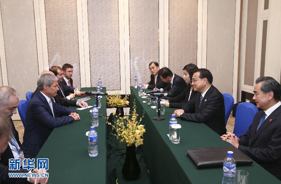 7月15日，中國國務院總理李克強在烏蘭巴托會見羅馬尼亞總理喬洛什。 新華社記者 龐興雷 攝 