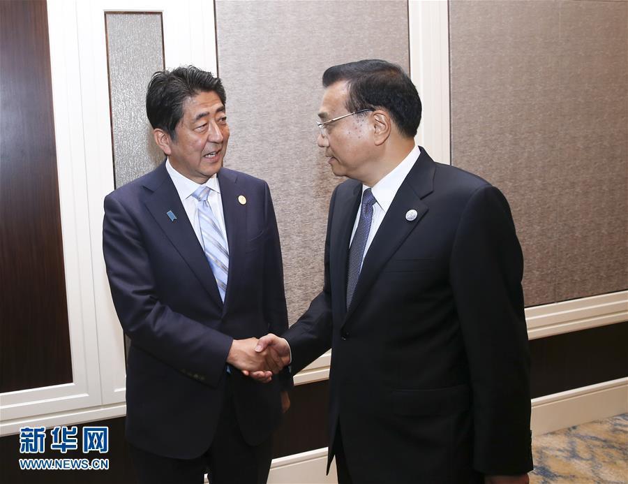 7月15日下午，國務院總理李克強在烏蘭巴托應約會見日本首相安倍晉三。 新華社記者 龐興雷 攝