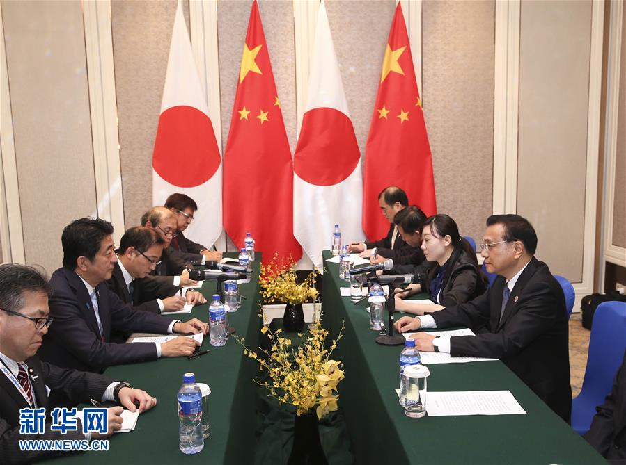  7月15日下午，國務院總理李克強在烏蘭巴托應約會見日本首相安倍晉三。 新華社記者 龐興雷 攝
