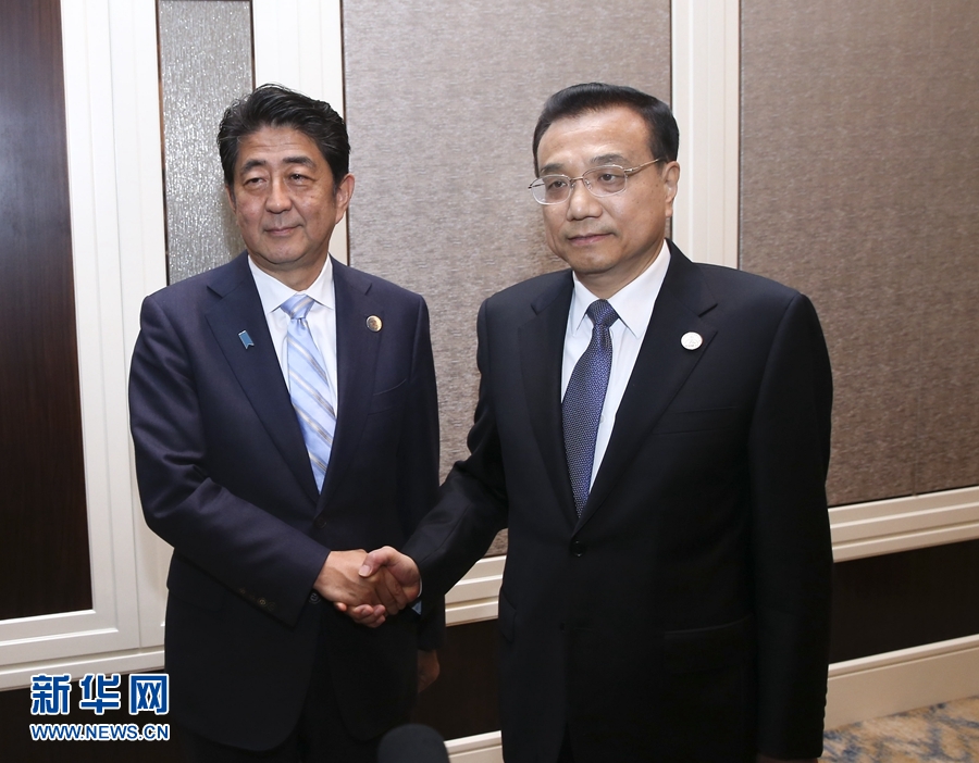 7月15日下午，國務院總理李克強在烏蘭巴托應約會見日本首相安倍晉三。 新華社記者 龐興雷 攝