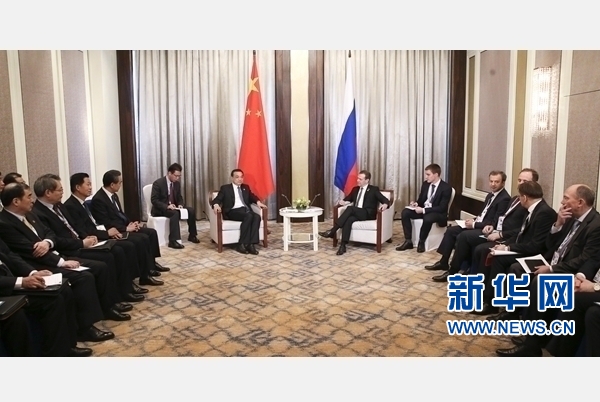 當地時間7月15日下午，國務院總理李克強在烏蘭巴托會見俄羅斯總理梅德韋傑夫。 新華社記者 龐興雷 攝