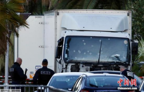 資料圖 防暴警察檢查發動襲擊的卡車，車窗上遍布彈孔。