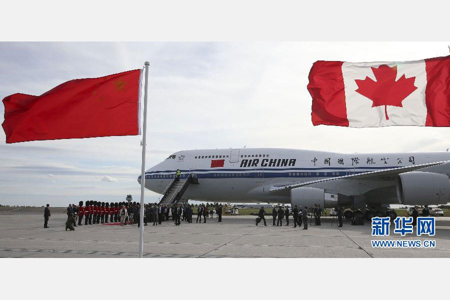 當地時間9月21日，應加拿大總理賈斯廷·特魯多邀請，國務院總理李克強乘專機抵達渥太華麥克唐納－卡蒂埃國際機場，開始對加拿大進行正式訪問。李克強總理夫人程虹同機抵達。新華社記者 龐興雷 攝 