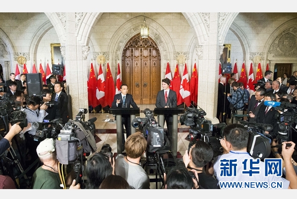 9月22日，國務院總理李克強在渥太華議會大廈同加拿大總理特魯多會談後共同會見記者。 新華社記者黃敬文攝