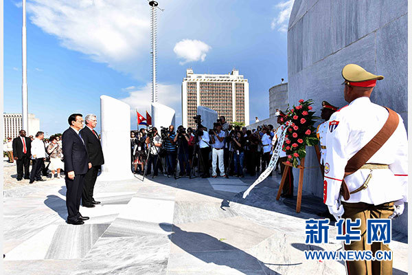 當地時間9月24日，國務院總理李克強在古巴國務委員會第一副主席兼部長會議第一副主席迪亞斯－卡內爾的陪同下，在哈瓦那向古巴民族英雄和革命先驅何塞·馬蒂紀念碑敬獻花圈。新華社記者 李濤 攝