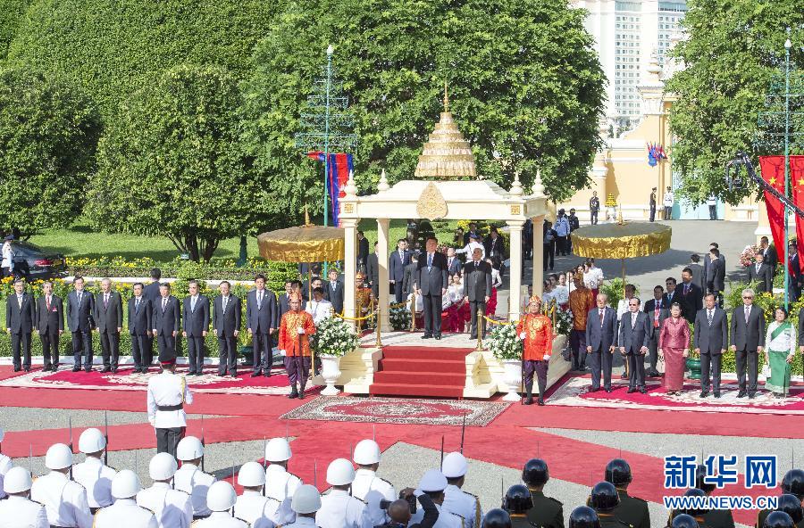 10月13日，國家主席習近平在金邊會見柬埔寨國王西哈莫尼。會見前，習近平出席西哈莫尼在王宮舉行的盛大歡迎儀式。 新華社記者王曄攝
