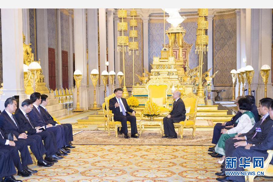 10月13日，國家主席習近平在金邊會見柬埔寨國王西哈莫尼。新華社記者謝環馳攝 