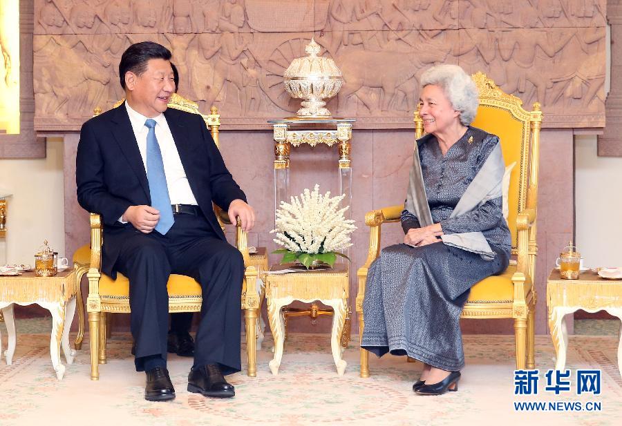 10月13日，國家主席習近平在金邊看望柬埔寨太后莫尼列。新華社記者姚大偉攝 
